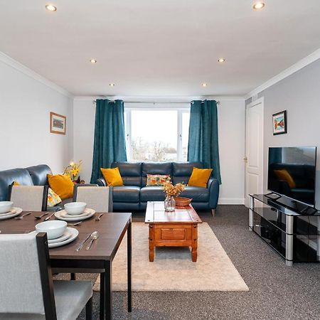 Lovely 3-Bedroom Flat With Free Parking Bridge of Allan Bagian luar foto