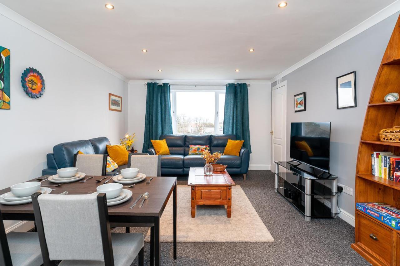 Lovely 3-Bedroom Flat With Free Parking Bridge of Allan Bagian luar foto