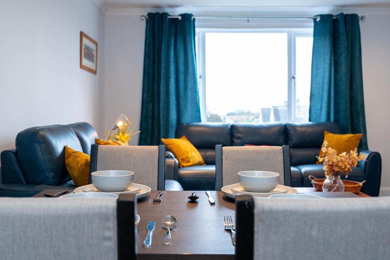 Lovely 3-Bedroom Flat With Free Parking Bridge of Allan Bagian luar foto
