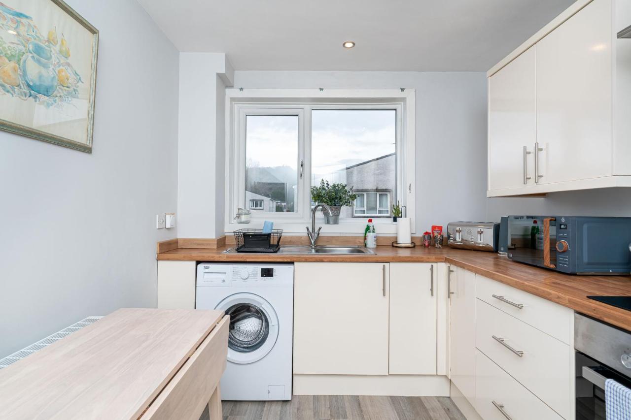 Lovely 3-Bedroom Flat With Free Parking Bridge of Allan Bagian luar foto