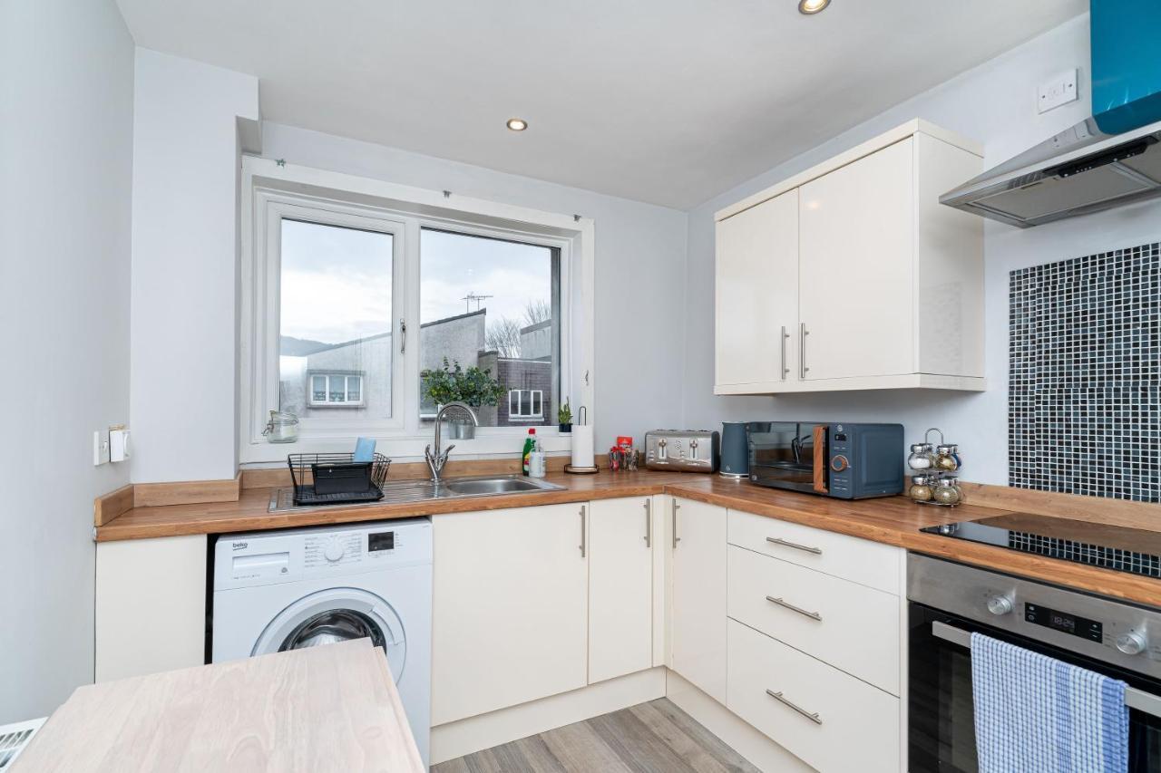 Lovely 3-Bedroom Flat With Free Parking Bridge of Allan Bagian luar foto