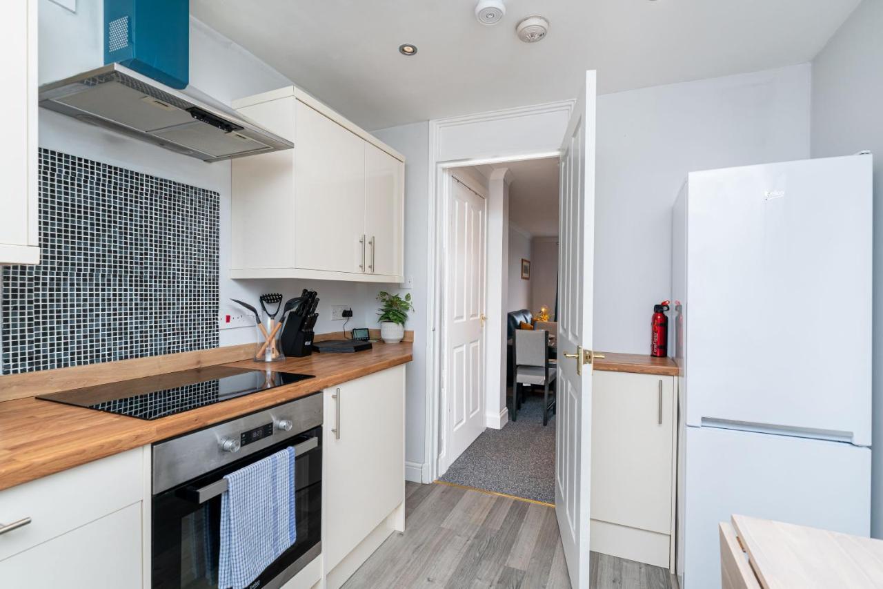 Lovely 3-Bedroom Flat With Free Parking Bridge of Allan Bagian luar foto