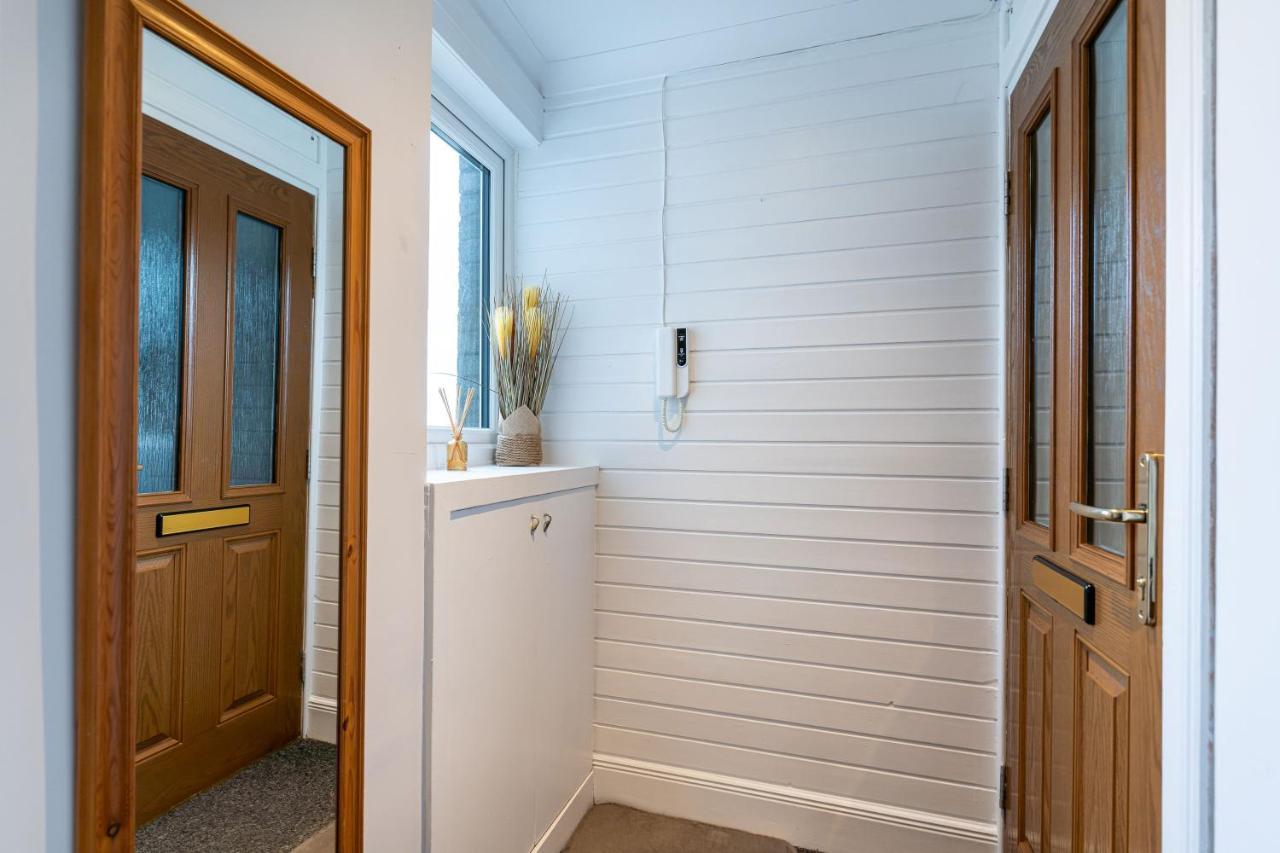 Lovely 3-Bedroom Flat With Free Parking Bridge of Allan Bagian luar foto