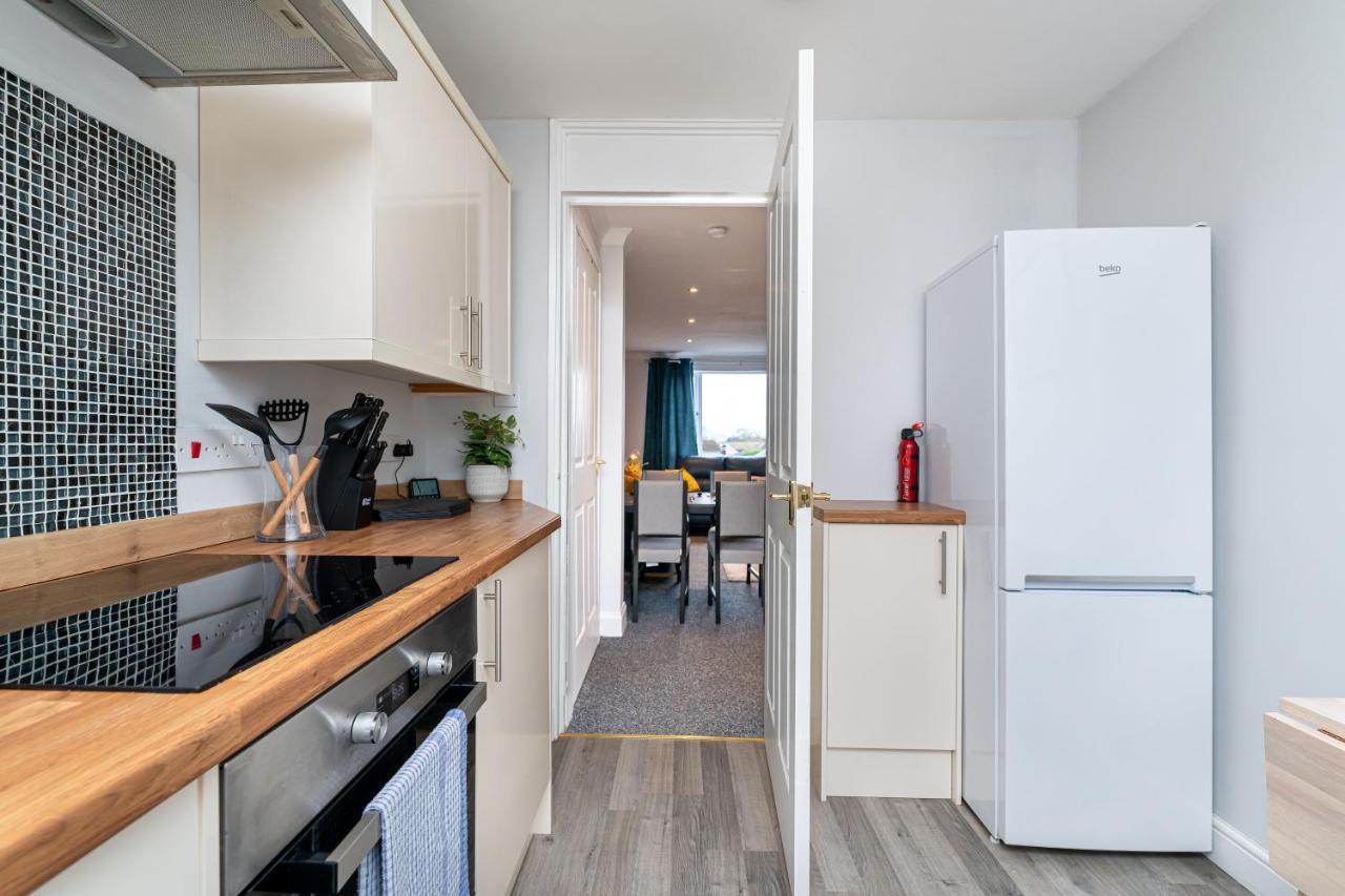Lovely 3-Bedroom Flat With Free Parking Bridge of Allan Bagian luar foto