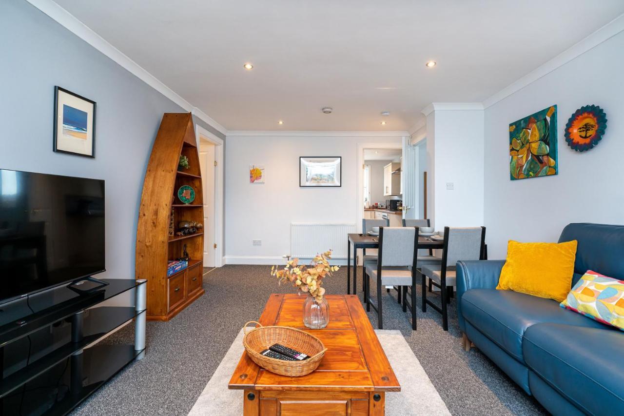 Lovely 3-Bedroom Flat With Free Parking Bridge of Allan Bagian luar foto