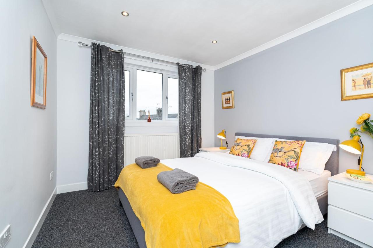 Lovely 3-Bedroom Flat With Free Parking Bridge of Allan Bagian luar foto