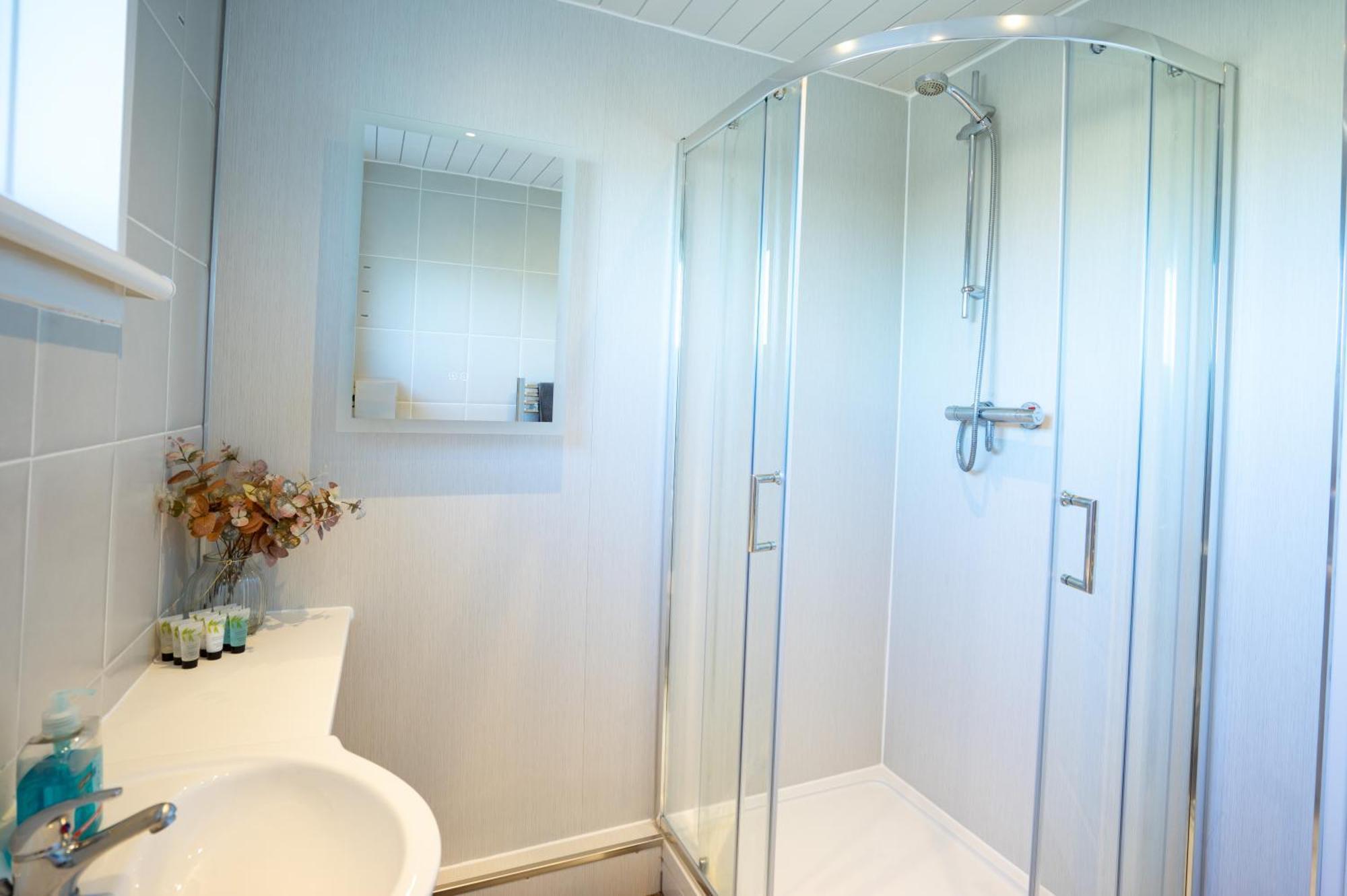 Lovely 3-Bedroom Flat With Free Parking Bridge of Allan Bagian luar foto